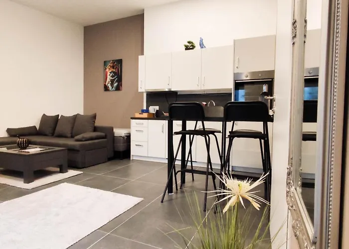 Cozy In Location With Free Parking Apartment