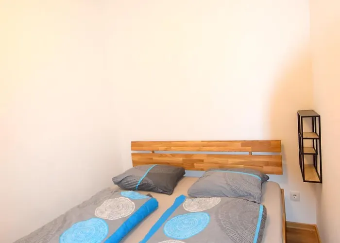 Cozy In Location With Free Parking Apartment *