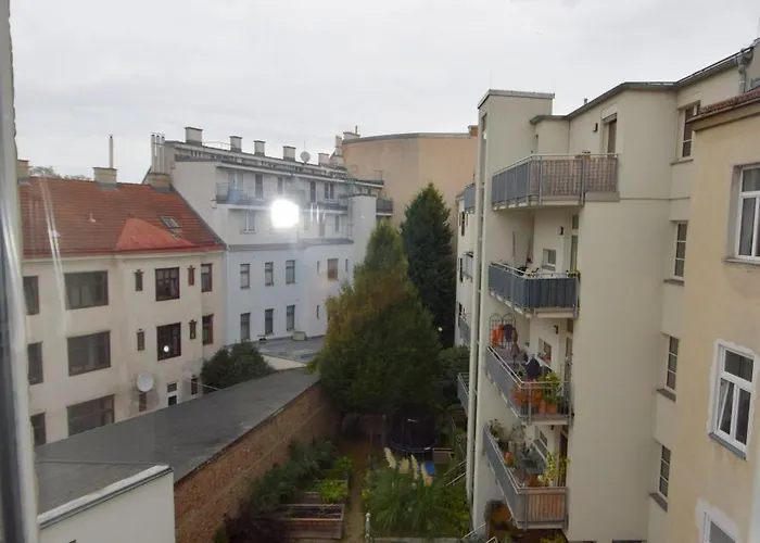 Cozy In Location With Free Parking Apartment *