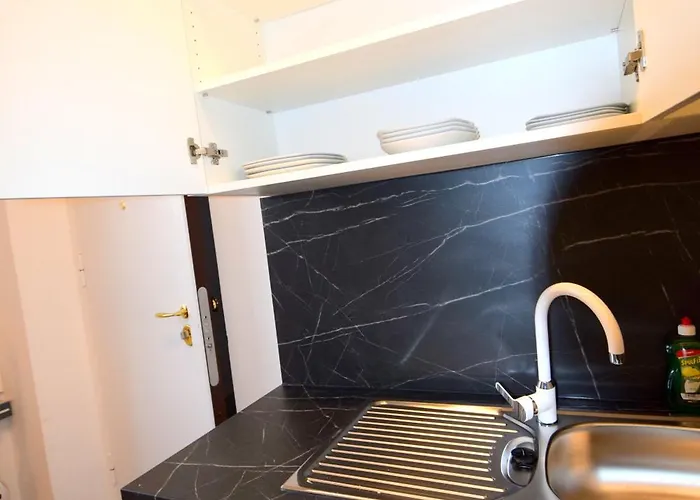 Apartment Cozy In Location With Free Parking *
