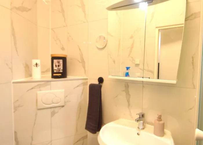 Cozy In Location With Free Parking Apartment