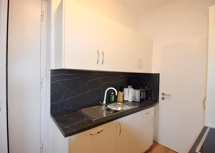 Cozy In Location With Free Parking Apartment *