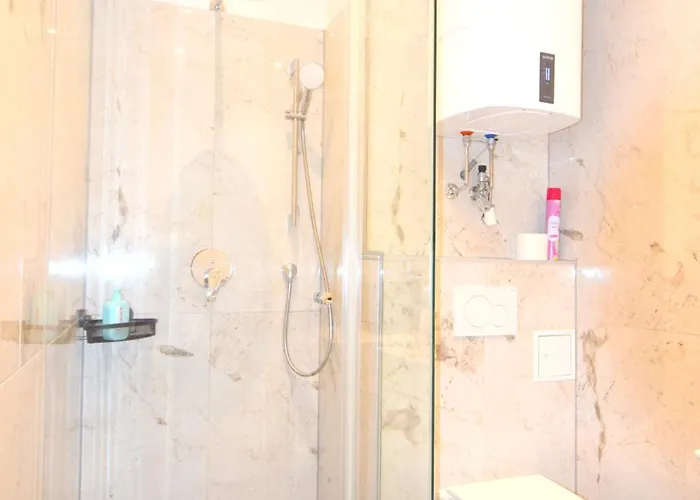 Apartment Cozy In Location With Free Parking *