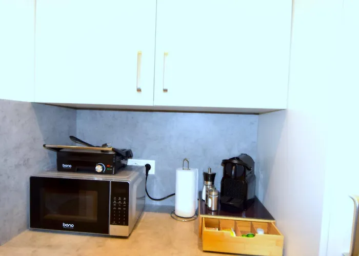 Cozy In Location With Free Parking Apartment *
