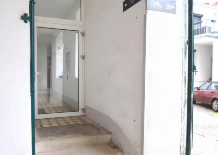 Cozy In Location With Free Parking Apartment *