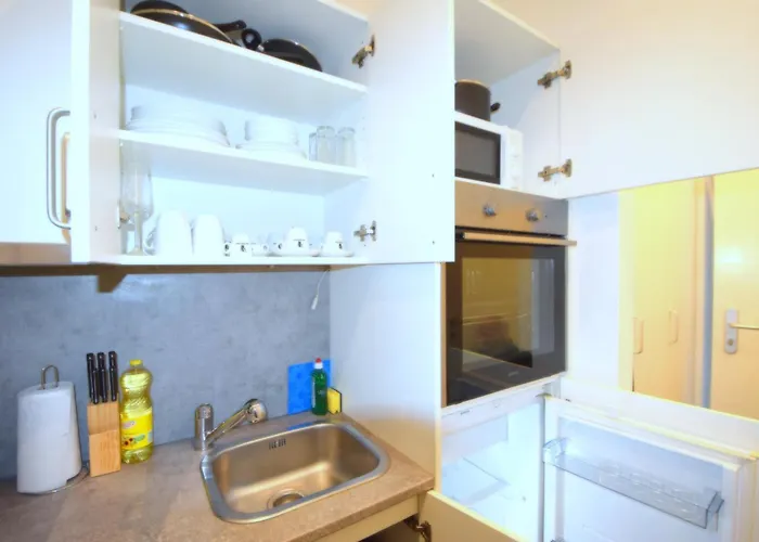 Cozy In Location With Free Parking *