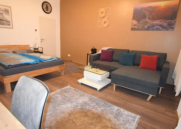 Cozy In Location With Free Parking *