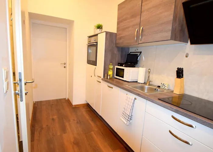 Cozy In Location With Free Parking Apartment *