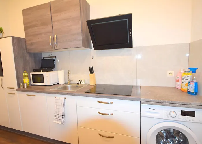 Cozy In Location With Free Parking Apartment *