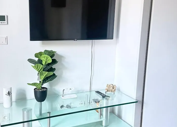 Cozy In Location With Free Parking *
