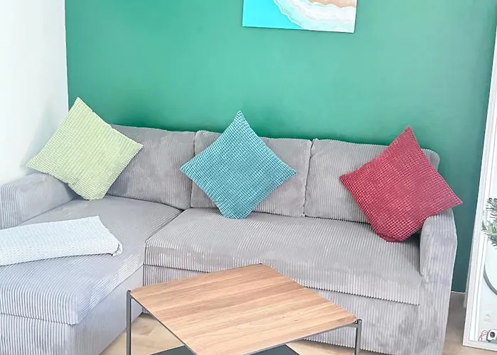 Cozy In Location With Free Parking *