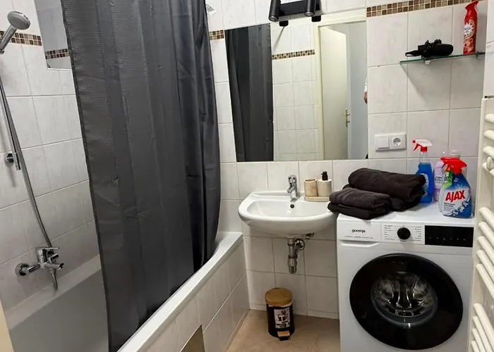 Cozy In Location With Free Parking *