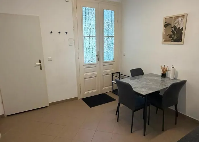 Cozy In Location With Free Parking